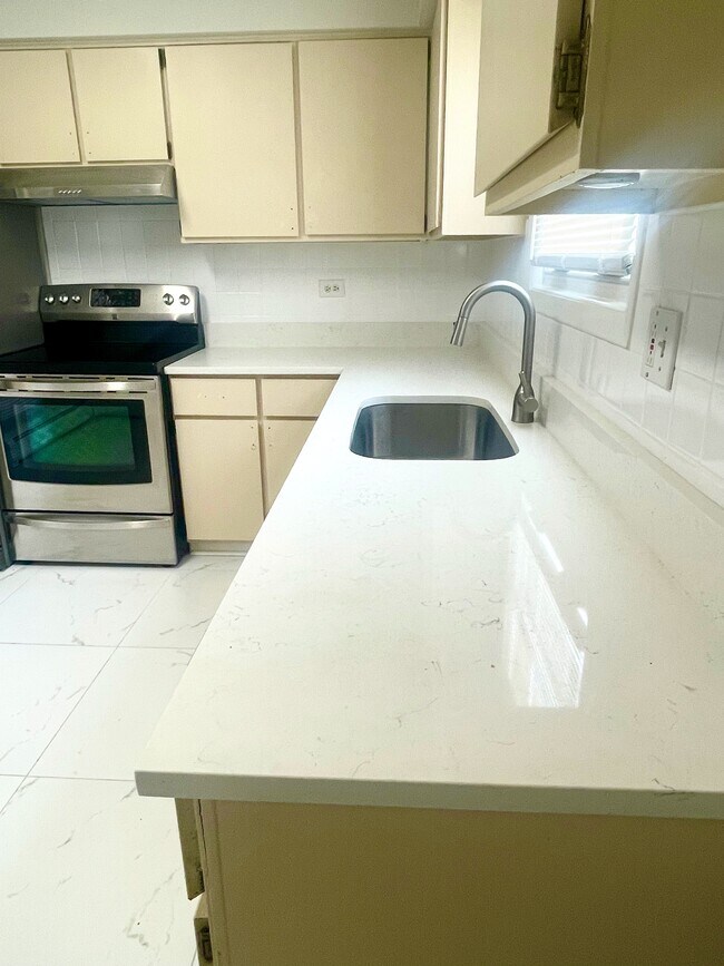 Building Photo - 406 Franklin Ave