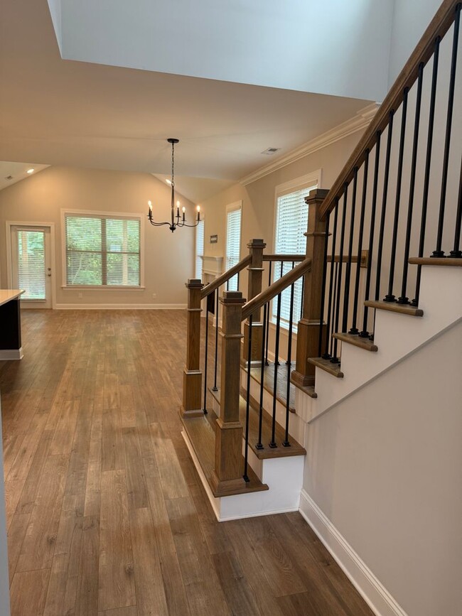 Building Photo - Easy access in Red Bank