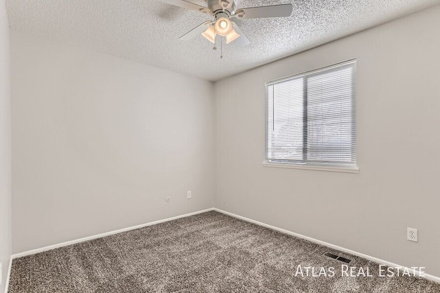 Building Photo - 14935 E Columbia Dr