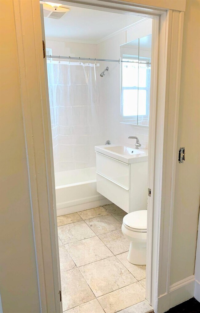 Building Photo - 98 Bristol Rd