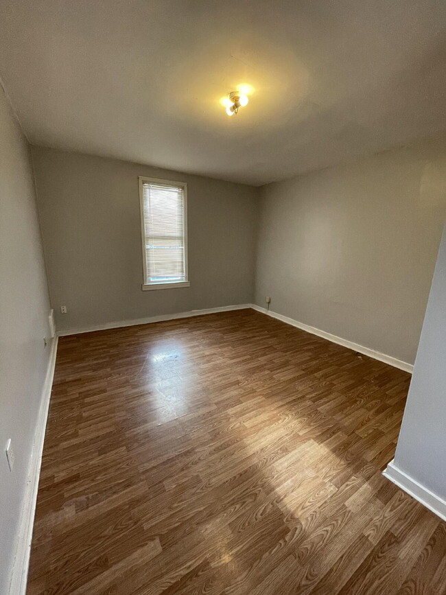 Building Photo - 456 Woodlane Ave