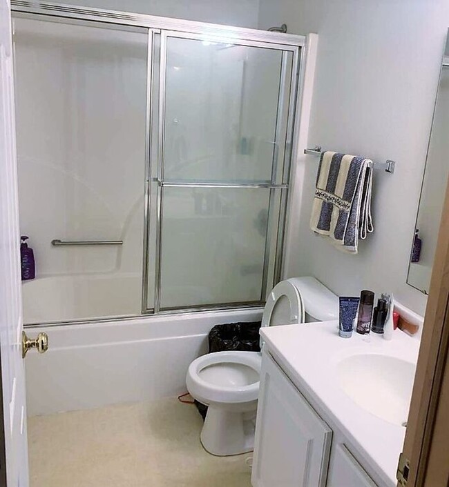 Building Photo - $1,950 | 3 Bedroom, 3.5 Bathroom Multi Flo...