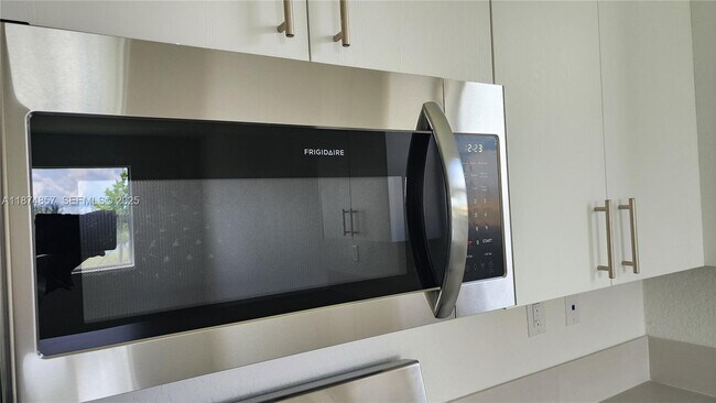 Building Photo - 2965 SE 23rd Ave