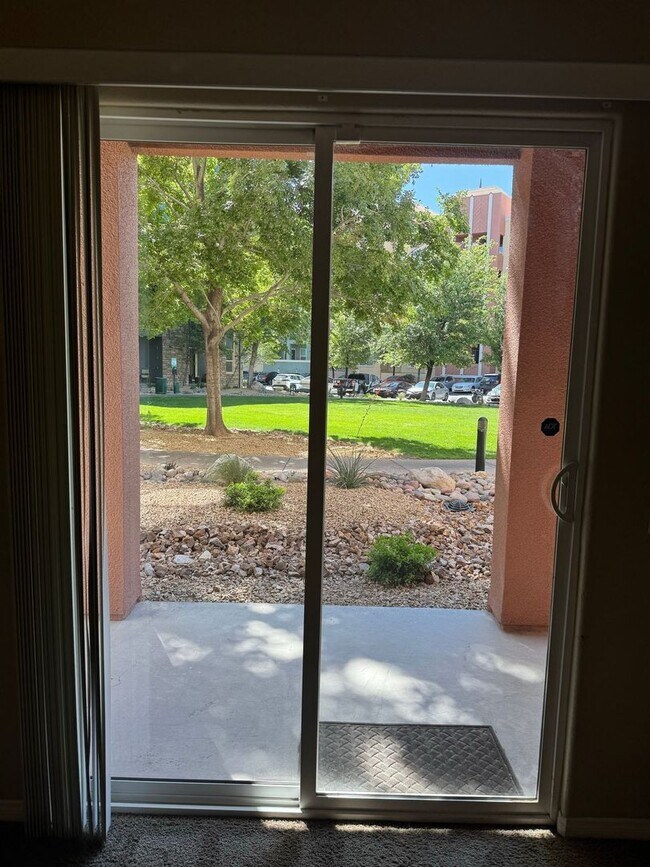 Building Photo - SPACIOUS BOTTOM FLOOR 2 BEDROOM IN THE GATED MANHATTAN CONDOS