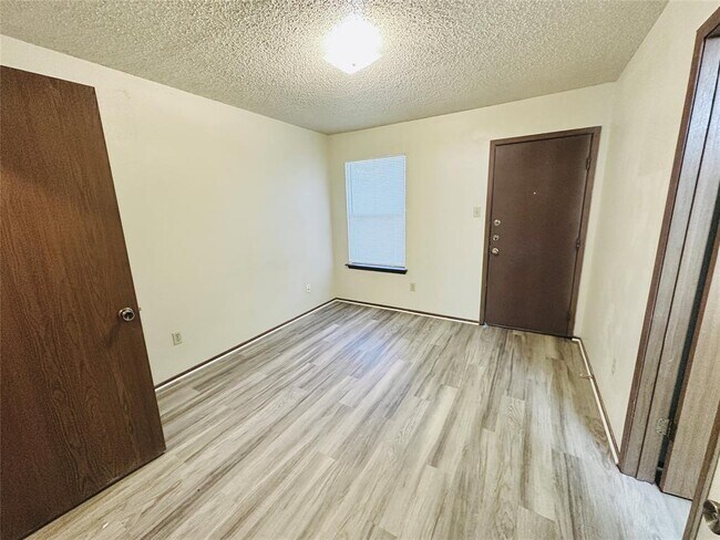 Building Photo - 12213 Dundee Dr