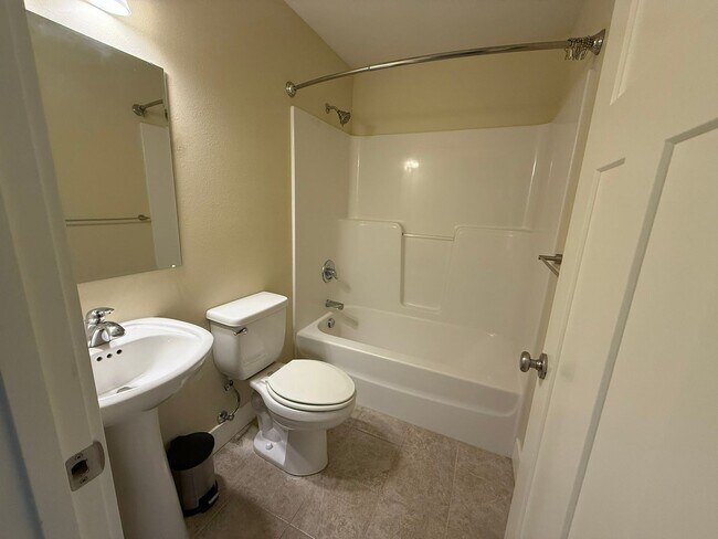 Building Photo - 2 Bedroom Townhouse For Rent In White Salmon