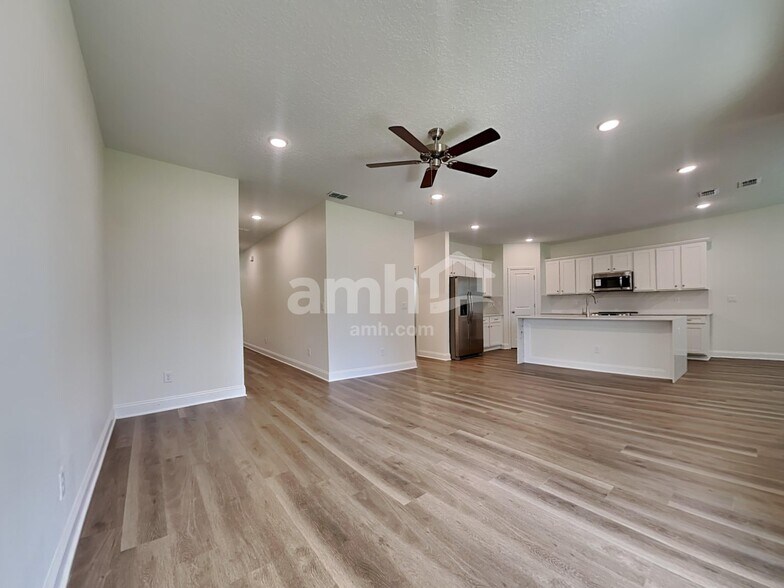 Building Photo - 11632 Hillside Dr
