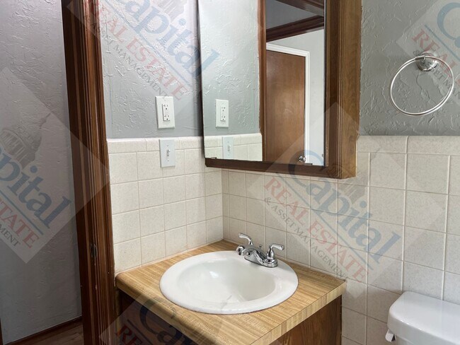 Building Photo - Charming 2 Bedroom
