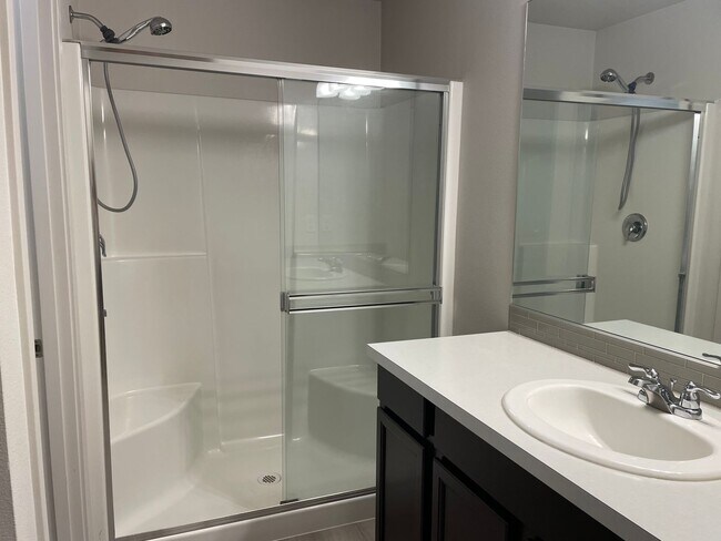 Building Photo - 3 Bedroom Townhome w/FULLY FENCED YARD & G...