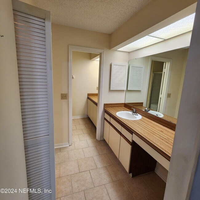 Building Photo - 7623 Baymeadows Cir W