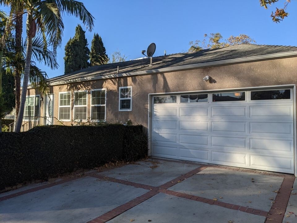 Building Photo - 14641 Moorpark St