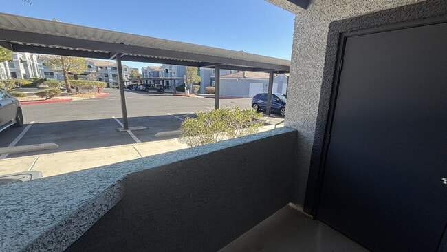 Building Photo - First-floor 1-bedroom condo available for immediate move-in.