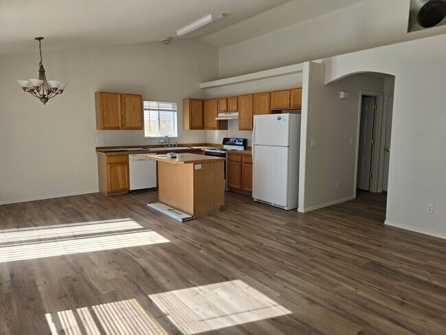 Building Photo - Spacious 4 bedroom home