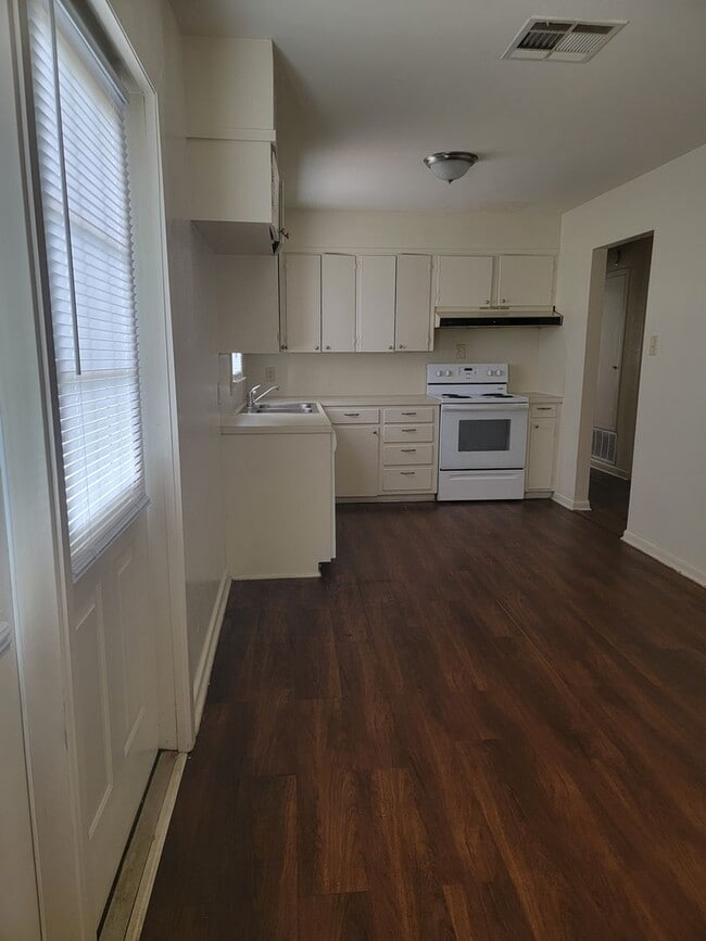 Building Photo - 3 bedroom 1 bathroom **Move in Ready