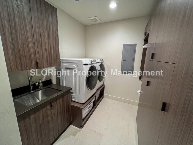 Building Photo - AVAILABLE SEPTEMBER- Fully Furnished Modern Home in San Luis Obispo - 4 Bedroom / 3 Bathroom