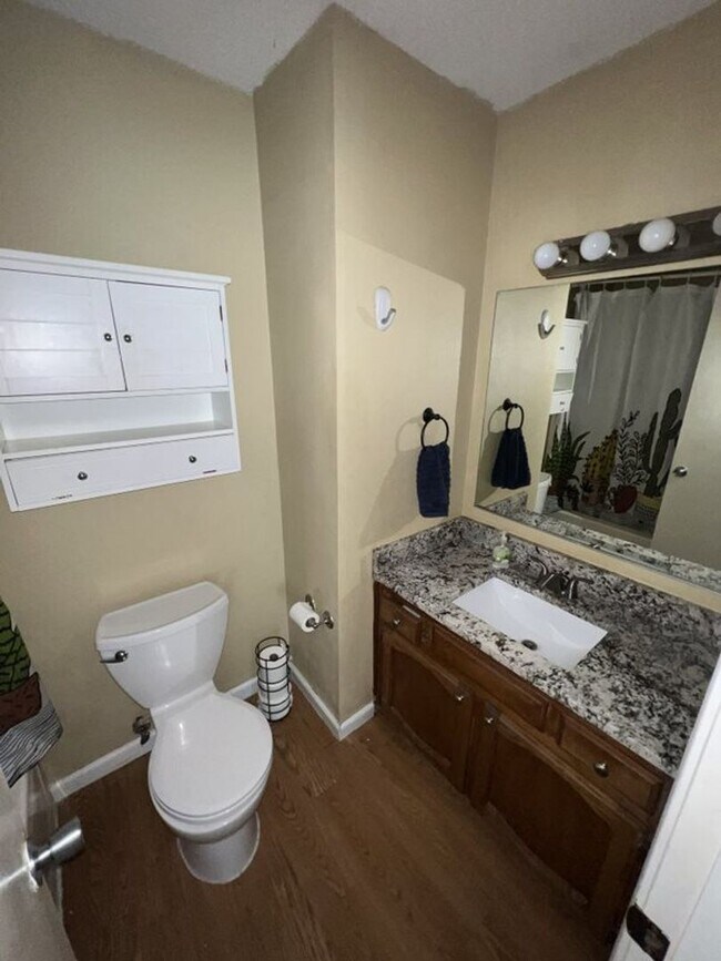 Building Photo - Beautiful 2 Bed, 2.5 Bath townhome on Jefferson Hwy