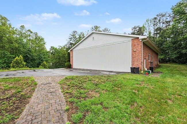 Building Photo - Ultimate Aviation Estate: Luxury 1-Level Living on 5+ Acres Near Downtown Fredericksburg