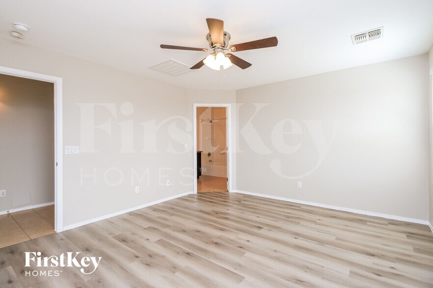 Building Photo - 941 E Leslie Ave