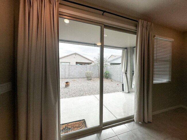 Building Photo - 40523 W Shaver Dr