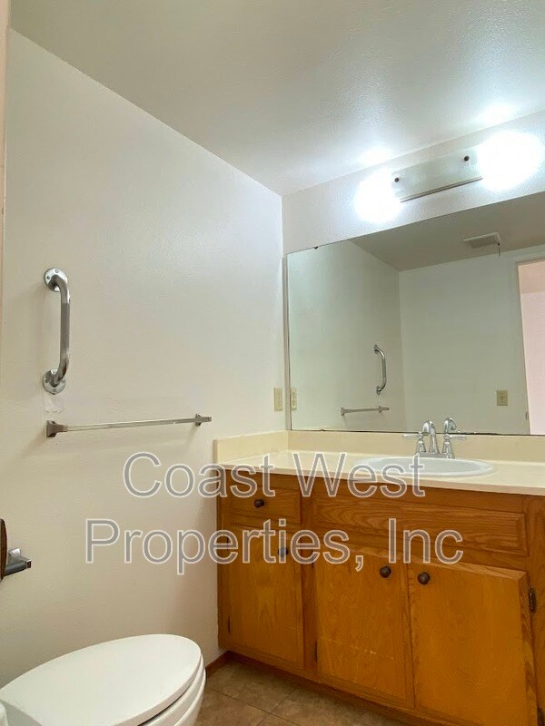 Building Photo - 1280 Goshen St