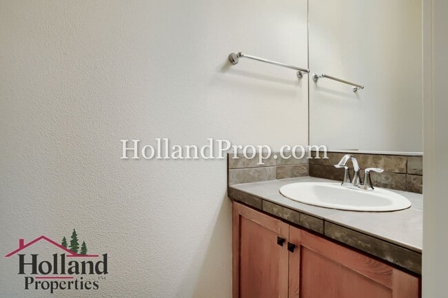 Building Photo - Lovely Condo with 2 primary suites in Hillsboro