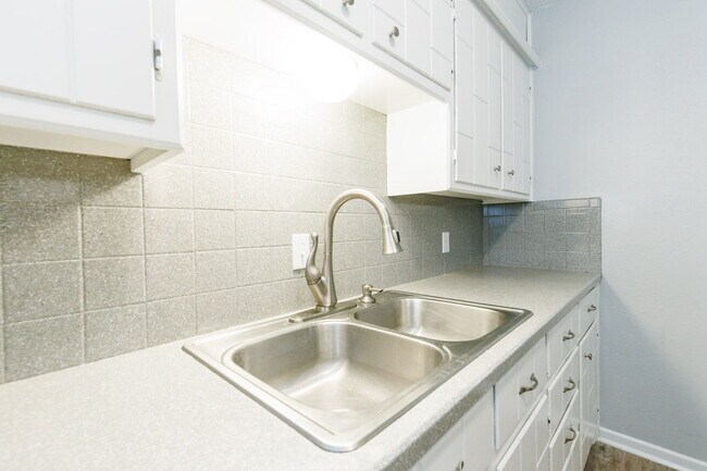 Building Photo - 3 Bedroom with 2 living rooms