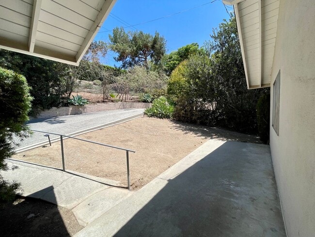 Building Photo - 2 Bedroom 1 Bath Room Fully Updated Single...