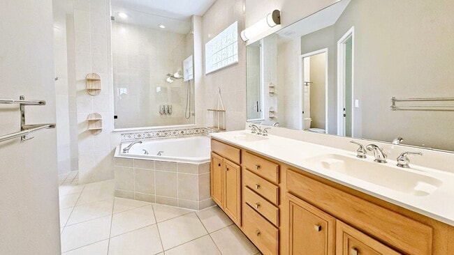 Building Photo - Elegant 4-Bedroom Home in Turtle Creek with Resort-Style Pool