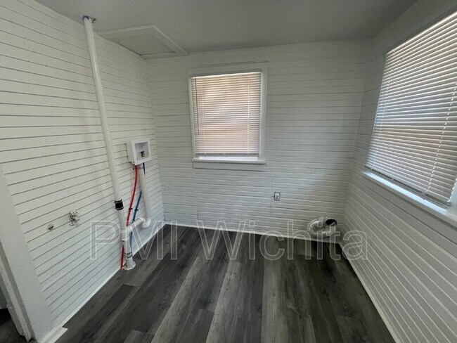 Building Photo - 210 N Ash St