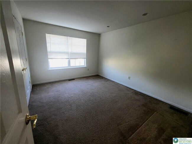 Building Photo - 5215 Spring Ridge Dr E