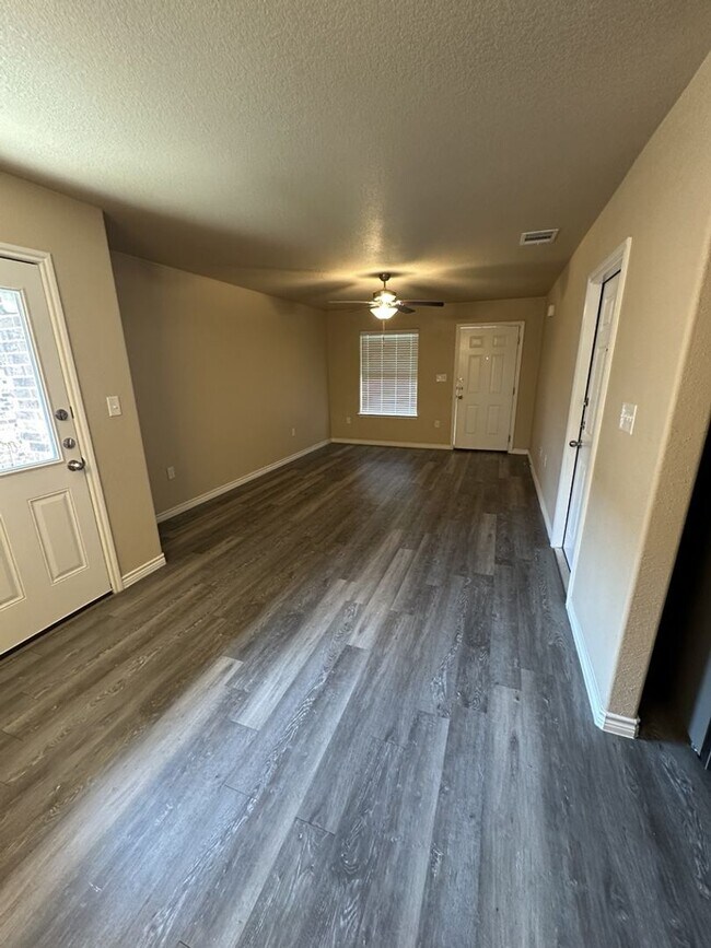 Building Photo - 3BD/2BA