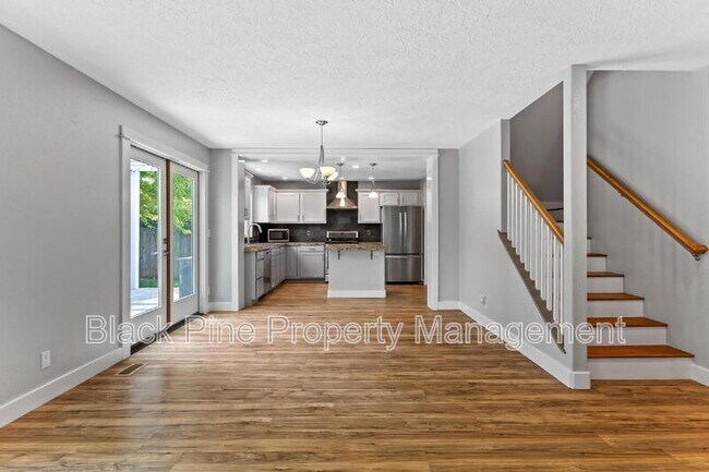 Building Photo - 6018 N Silver Maple Ave