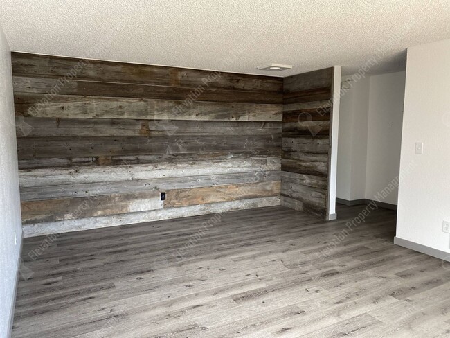 Building Photo - Centrally Located 2 BR - 1 BA Duplex w/ AC!