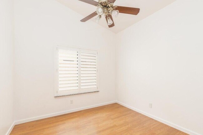 Building Photo - 3350 S Oleander Dr