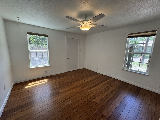 Building Photo - 3 bedroom 2 bath with a bonus room!