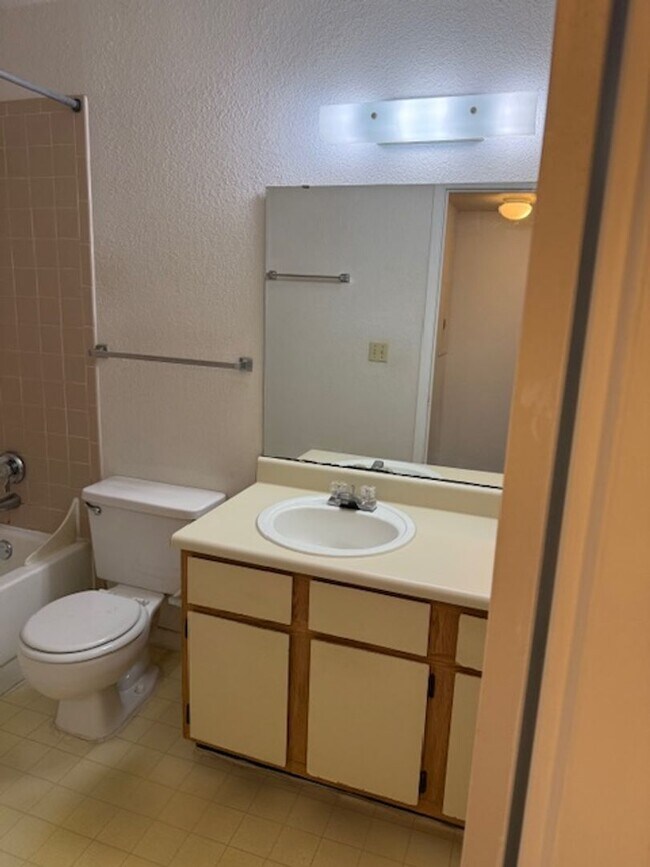 Building Photo - Third fl One bedroom condo