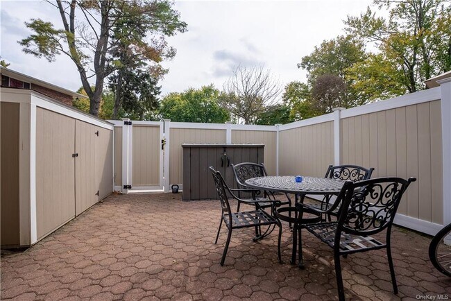 Building Photo - 204 Old Country Rd