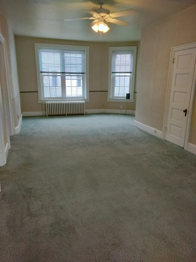 Building Photo - Spacious 1 bedroom 1 bath on the Main Level of a 5 plex.