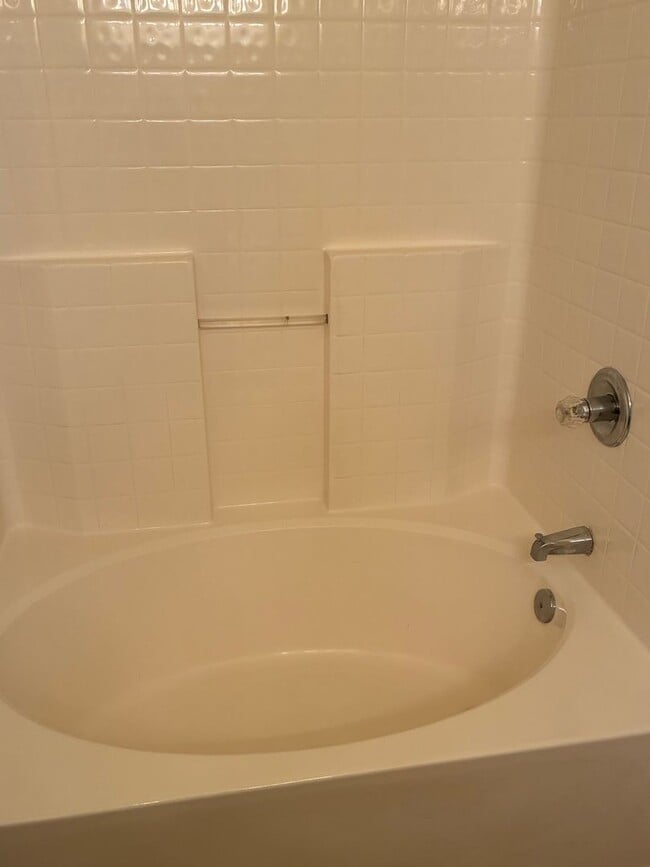 Building Photo - Willow Lakes - Yorktown