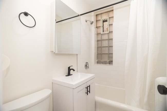 Building Photo - 6405 N Hamilton Ave