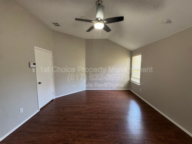Building Photo - 304 E Clover Park Dr