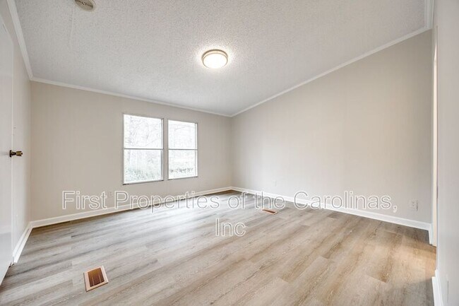 Building Photo - 128 Summerglen Dr.