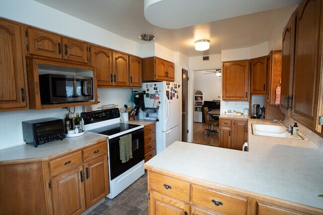 Building Photo - 180 Estes St