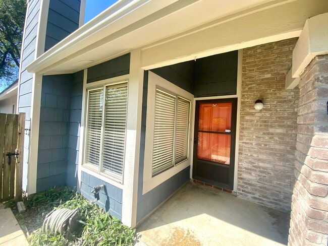 Building Photo - Remodeled 3 Bedroom 2 Bath  with cute back...
