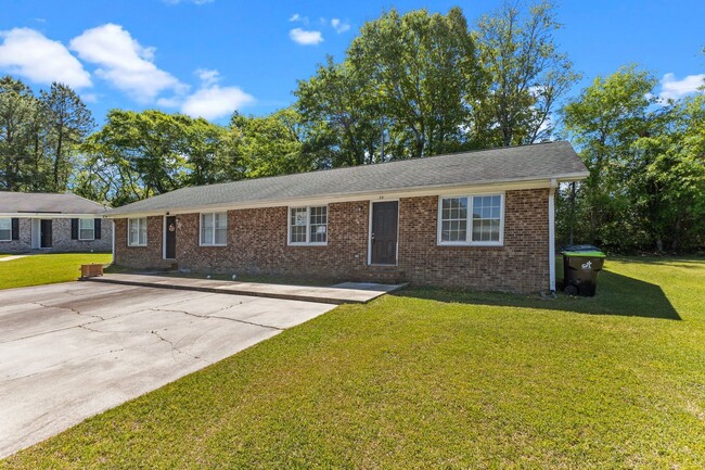 Building Photo - Charming 2 Bedroom Apartment