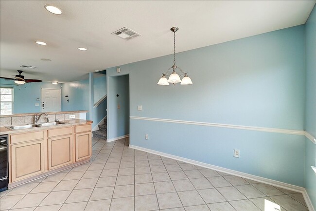 Building Photo - 2110 Encino Dr