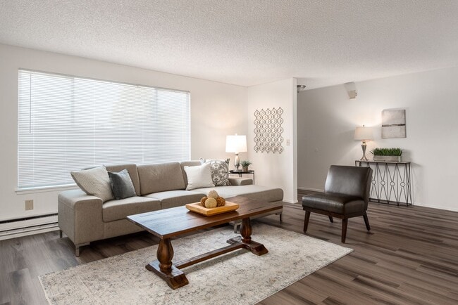 Building Photo - Renovated 2 Bedroom in Auburn!