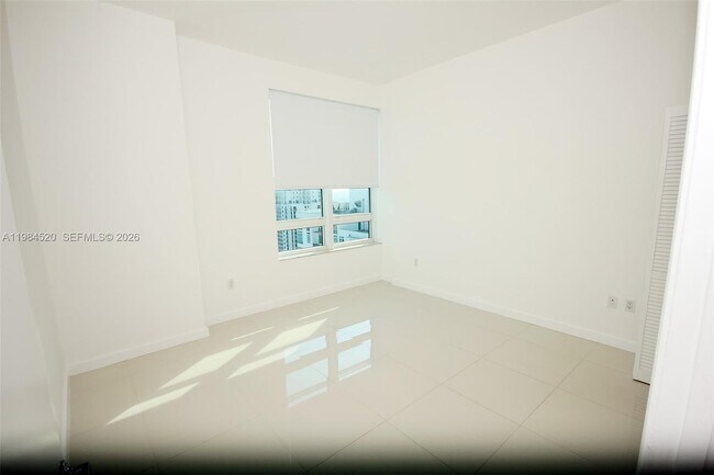 Building Photo - 950 Brickell Bay Dr