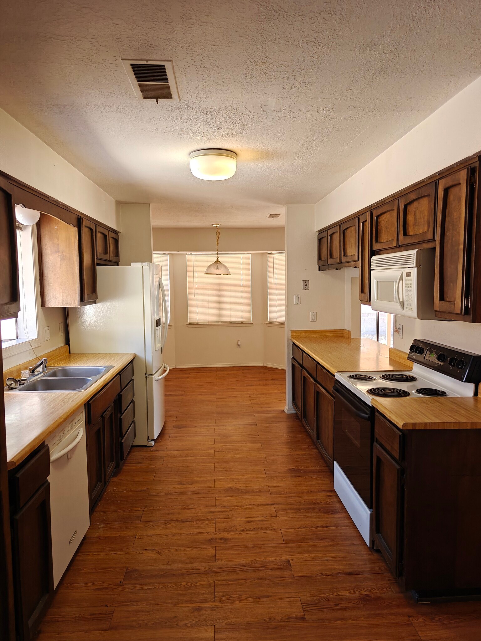 Building Photo - 7400 Santa Fe Trl NW