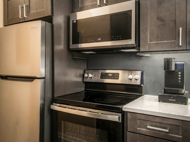 Building Photo - Beautiful 2 spacious bedrooms and 2 full bathrooms, including a primary suite with a walk-in clos...